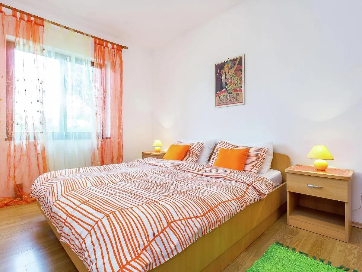 Inviting Apartment In Vinkuran Near Sea